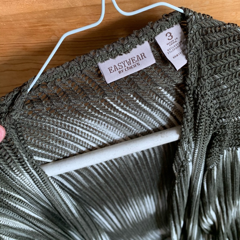 Soft Green/Cream made out of 93% Nylon /7% Spandex